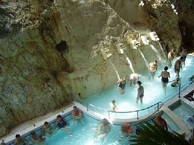 Det bekända Grotta Badet i Miskolctapolca, nära Kikelet Club Hotel - idealt för familjer