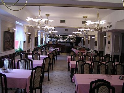 Le restaurant de l'hôtel Polus á 3 étoiles - hôtels á tarif réduit en Hongrie - budapest hotels