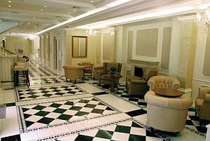 Queen's Court Hotel and Residence in Boedapest - elegant ingerichte lobby van het 5-sterren luxe hotel met mogelijkheid tot online boeken