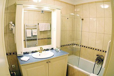 お風呂・５ツ星のQueen’s Court Hotel Residenceはブダペストの人気名ところに