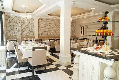 Ресторан с изысканными блюдами в отеле Queen’s Court Hotel & Residence Budapest