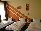 Cameră cu 3 paturi la preţ cu reducere la Hotelul Agostom în centrul oraşului Pecs