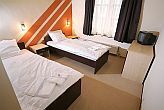 La chambre á deux lits á Pécs - Hôtel Agoston á 3 étoiles á Pécs en Hongrie- logement au pied de  la montagne Mecsek