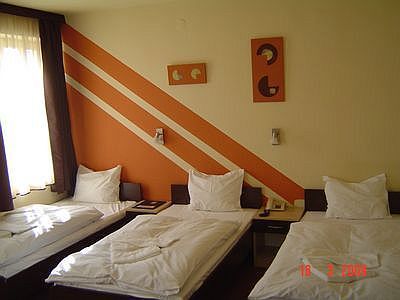 Cameră cu 3 paturi la preţ cu reducere la Hotelul Agostom în centrul oraşului Pecs