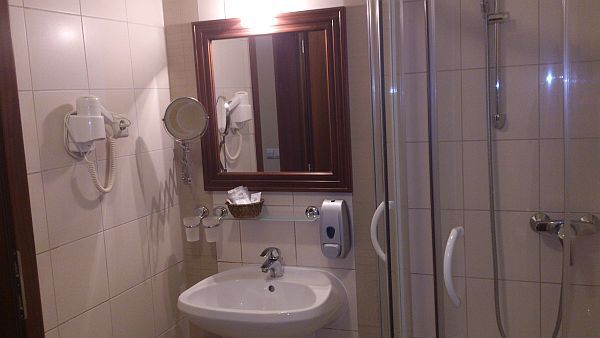 Das schöne, renovierte Badezimmer des Bassiana Hotels