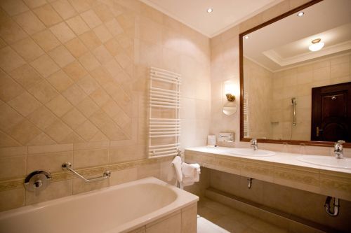 Красивая и элегантная  ванная комната в отелеAndrassy Residence Hotel  