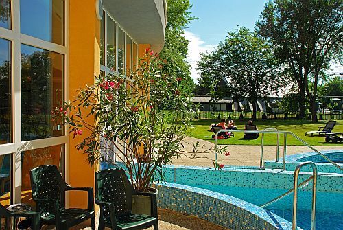 Kuurhotel in Hajduszoboszlo - buitenbad van het Thermaal- en Wellnesshotel Apollo