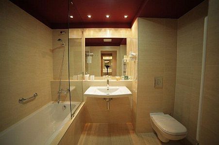 http://www.hoteltelnet.hu/img/hotel/227/n/hotel-castle-garden-budapest-bathroom.jpg