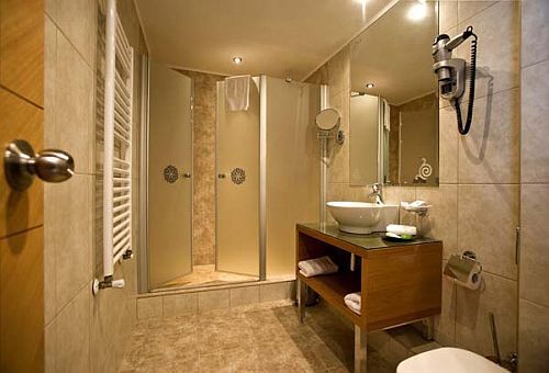 Hôtel á 4 étoiles en Hongrie - la salle de bains de l'Hôtel Marmara Budapest