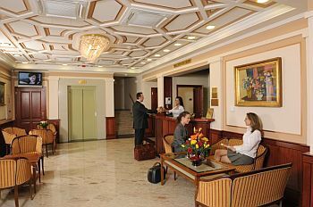 Hotel Kodmon in Eger, Hongarije - elegante ontvangsthal van het 4-sterren wellnesshotel