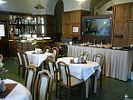 Sala de micul dejun la Hotelul Omnibusz în Budapesta aproape de staţia de autocare la Nepliget