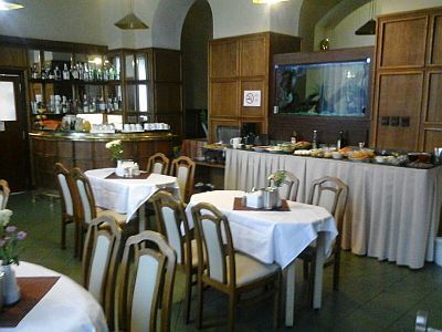 Sala de desayunos en el Hotel Omnibusz en Budapest, cerca de estacion de autóbuses de Nepliget