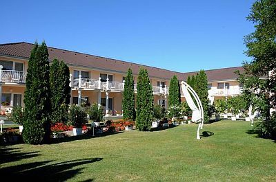 Hotel Ket Korona, Balatonszarszo - уютный сад велнес-отеля Кет Корона на берегу Балатона