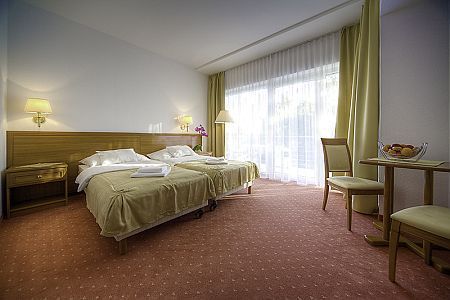 Hotel Ket Korona, Balatonszarszo - уютный и просторный двухместный номер в велнес- и конференц-отеле Кет Корона на Балатоне - Balaton - Hungary