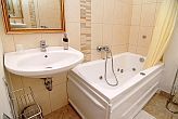 Stanza da bagno con vasca jacuzzi - Pensione Panorama - appartamenti a Eger