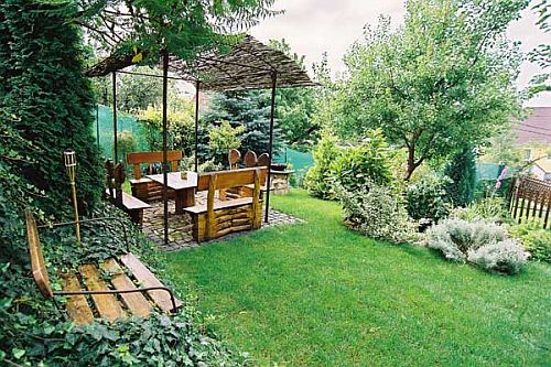 Pension Panorama Eger - l'accommodation avec un beau jardin