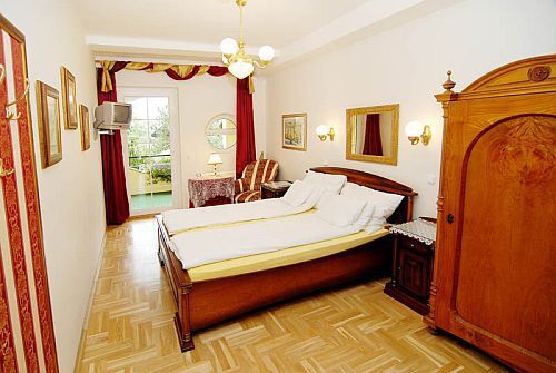 La chambre double agréable et élégante de la Pension Eger Panorama - des offres á tarif réduit et des programmes favorables aux hotels hongrois