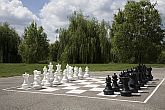Openlucht schaakspel in het Wellness- en Parkhotel Zichy in Bikacs - een ideaal plek voor actieve recreatie