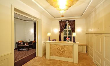 Hotel Ipoly Residence in Balatonfured - receptie van het viersterren luxe hotel bij het Balatonmeer, Hongarije