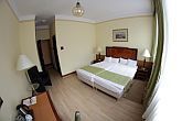 Interior de cameră cu pat matrimonial - oferte la preţ convenabil la Budapesta