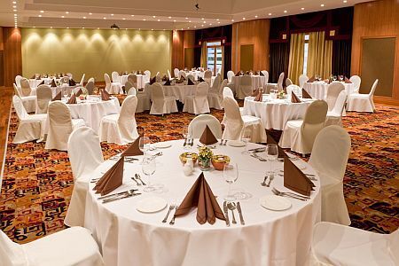 Restaurantul hotelului Greenfield din Bukfurdo - hotel categoria lux - specialităţi culinare ungureşti şi internaţionale