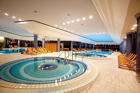 Piscina per nuotare all'hotel termale e benessere Greenfield Spa Resort - trattamenti wellness a Bukfurdo - acqua termale - pacchetti di cure a Bukfurdo