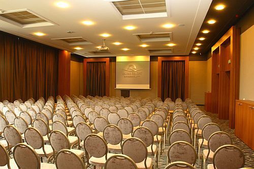 Egerszalokでの会議のための会議室と会議室
