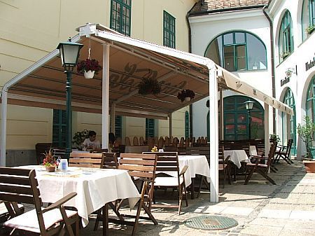 La terrasse de L'hôtel Arany Griff 3 étoiles á Pápa en Hongrie