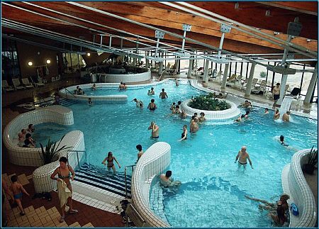 Piscina interior - Hotel wellness en Papa - balneario Varkert - Hotel barato en Hungría a precio favorable