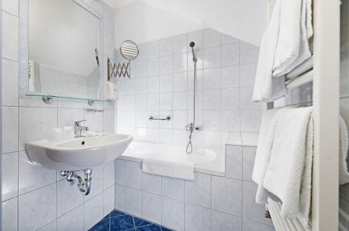 Ładna łazienka w Inarcs w hotelu wellness Bodrogi Mansion