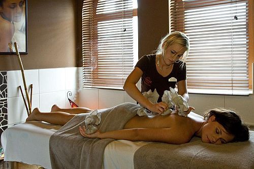 Tibetaanse massage in de wellnessafdeling van het luxe Meses Shiraz Wellness en Training Hotel in Egerszalok, Hongarije