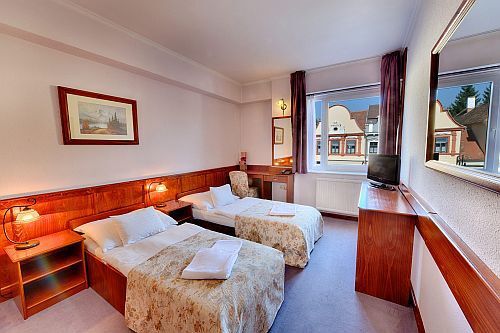 Romántico y tranquilo hotel en Koszeg - Hotel Irottko - habitación doble con vista panorámica a la plaza mayor de Koszeg