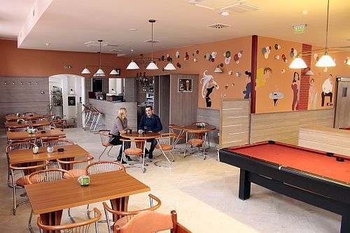 La salle de billiard et darts, le bar de L'Hôtel Harom Gunar de Kecskemét en Hongrie
