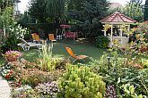 Mooie Japanse tuin van het Wellness Hotel Kakadu in Keszthely, Hongarije