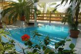 Het verwarmde overdekte zwembad van het Wellness Hotel Kakadu in Keszthely in de directe nabijheid van het Balatonmeer, Hongarije