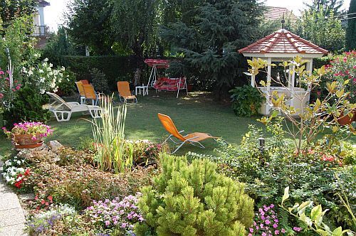 Le jardin de l'hôtel Kakadu á Keszthely - l'hébergements de 3 étoiles en Hongrie