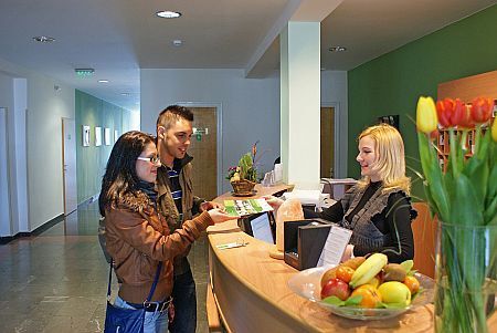 Hotel Fit Heviz - receptie van het viersterren spa-wellness hotel tegen actieprijzen