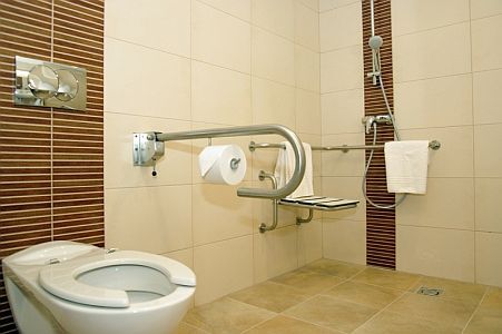 Wellness Hotel Gyula cuarto de baño para minusválidos