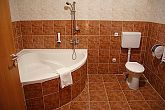 Canada Hotel w Budapeszcie - apartamenty 3-gwiazdkowego hotelu dysponują łazienkę z rogową wanną