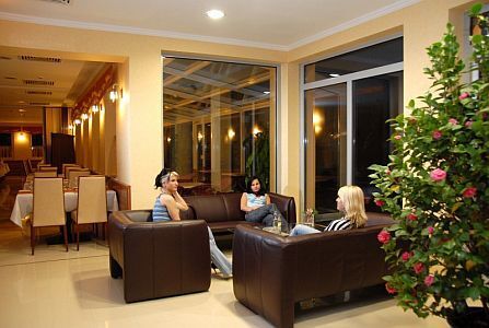 Hotel Aqua Spa Cserkeszolo 4* - Elegantes Lobby und Drink Bar