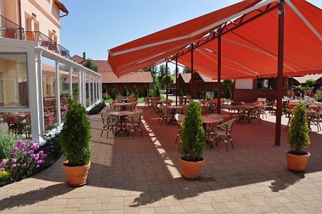 La terrasse de soleil et drink bar de l'Hôtel Aqua-Spa Cserkeszolo