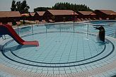 Bungaló Cserkeszőlő - наружний бассейн около гостиных домов, детский бассейн и бассейн с горками