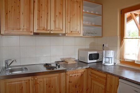Cucina ben attrezzata nel bungalow di Cserkeszolo 