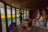 Sauna con vista panorámica del lago Balaton en Azur Hotel