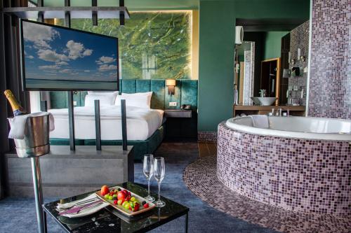 Camera d'albergo di lusso con jacuzzi nell'hotel Azur Premium Wellness