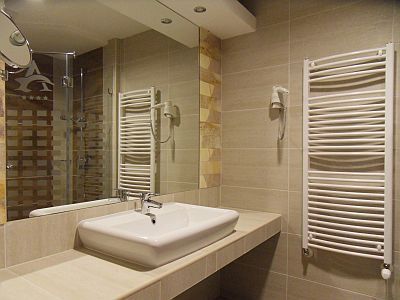 De moderne en elegante badkamer van Hotel Atlantis ****