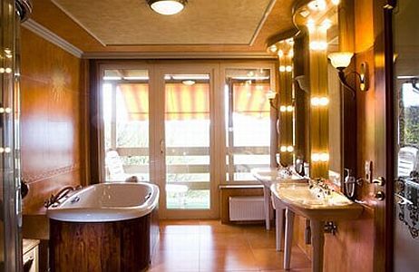 Badezimmer mit Terrasse und Panoramablick im Hotel Silvanus