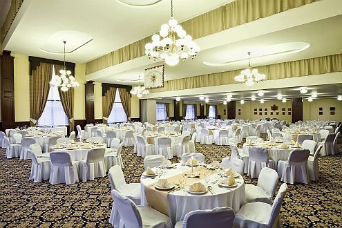 Elegant restaurant in het Hotel Kapitany in Sumeg, Hongarije - geschikt voor galadiners, bedrijfsevenementen, conferenties en bruiloften