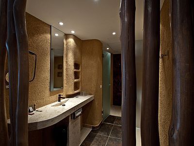 La salle de bain de style africain á l'hôtel Bambara Felsőtárkány en Hongrie
