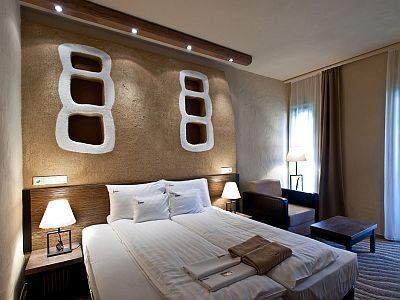 Hotel Bambara - alojamiento en Felsotarkany - habitación doble en estilo africano con acceso a Internet